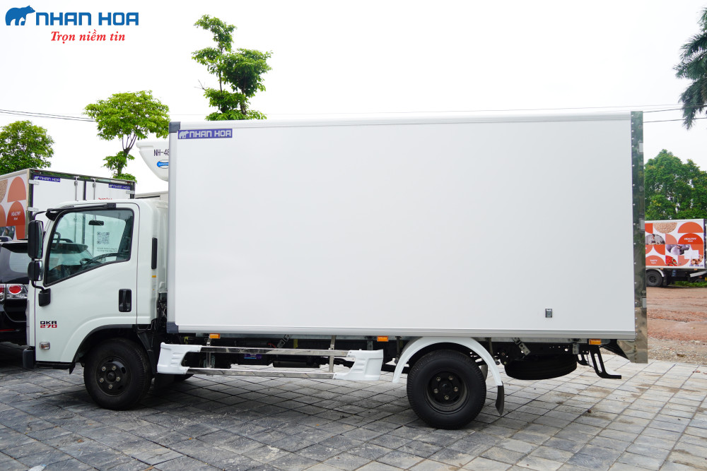 Xe tải đông lạnh ISUZU QKR270 2,5 tấn