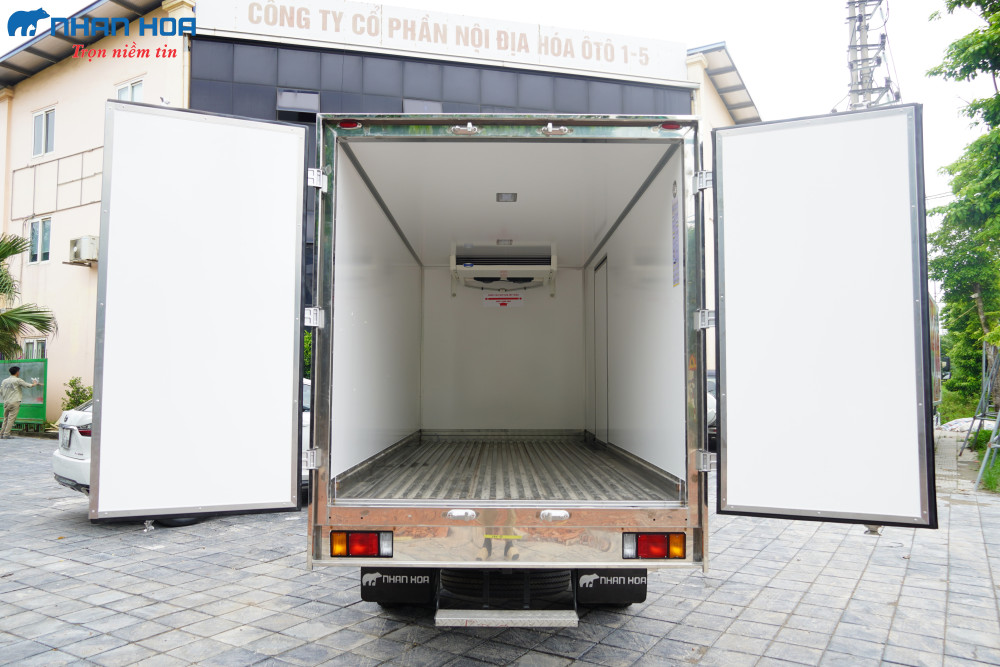 Xe tải đông lạnh ISUZU QKR270 2,5 tấn