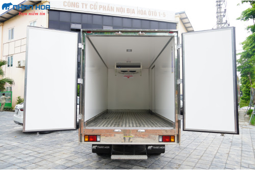 Xe tải đông lạnh ISUZU QKR270 2,5 tấn