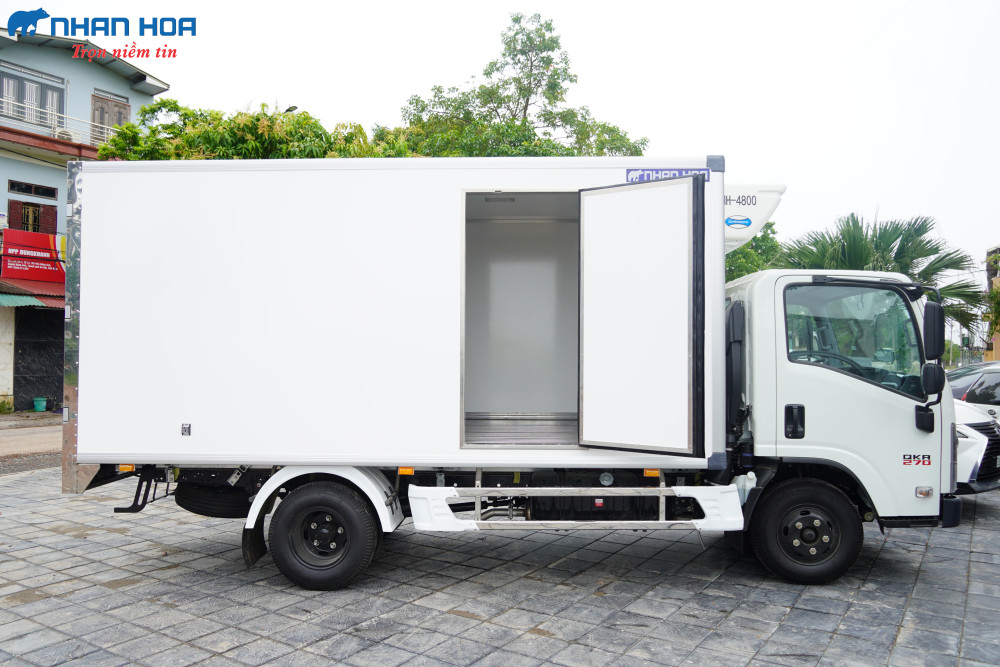 Xe tải đông lạnh ISUZU QKR270 2,5 tấn