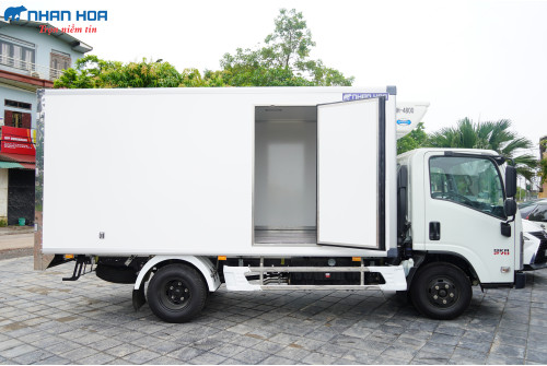 Xe tải đông lạnh ISUZU QKR270 2,5 tấn