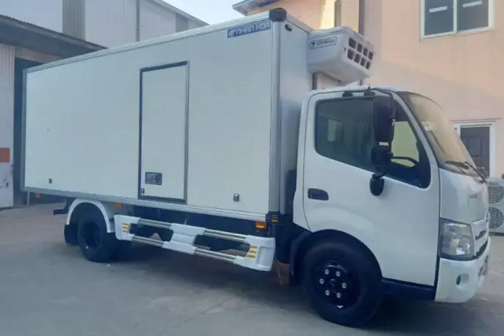 Xe tải HINO 300 XZU730L 5 tấn thùng đông lạnh